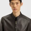 Jacke aus genarbtem Leder in schmaler Passform
