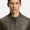 Jacke aus genarbtem Leder in schmaler Passform