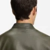 Jacke aus genarbtem Leder in schmaler Passform