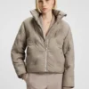 Jacke mit übereinanderliegenden Logos und wasserabweisender Ausrüstung
