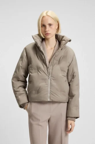 Jacke mit übereinanderliegenden Logos und wasserabweisender Ausrüstung
