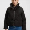Jacke mit übereinanderliegenden Logos und wasserabweisender Ausrüstung