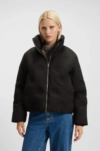 Jacke mit übereinanderliegenden Logos und wasserabweisender Ausrüstung