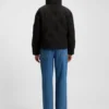 Jacke mit übereinanderliegenden Logos und wasserabweisender Ausrüstung