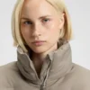 Jacke mit übereinanderliegenden Logos und wasserabweisender Ausrüstung