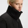 Jacke mit übereinanderliegenden Logos und wasserabweisender Ausrüstung
