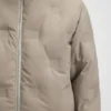 Jacke mit übereinanderliegenden Logos und wasserabweisender Ausrüstung