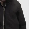 Jacke mit übereinanderliegenden Logos und wasserabweisender Ausrüstung