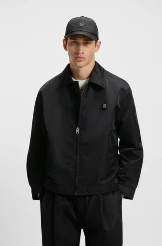 Jacke mit gestapeltem Logo und wasserabweisender Beschichtung