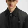 Jacke mit gestapeltem Logo und wasserabweisender Beschichtung Jacke mit gestapeltem Logo und wasserabweisender Beschichtung