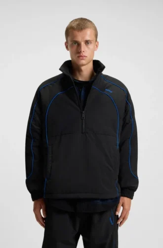 Jacke mit Kontrastpaspeln und wasserabweisender Beschichtung