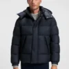Jacke mit Logo-Abzeichen und wasserabweisender Ausrüstung