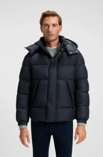 Jacke mit Logo-Abzeichen und wasserabweisender Ausrüstung