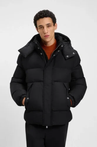 Jacke mit Logo-Abzeichen und wasserabweisender Ausrüstung