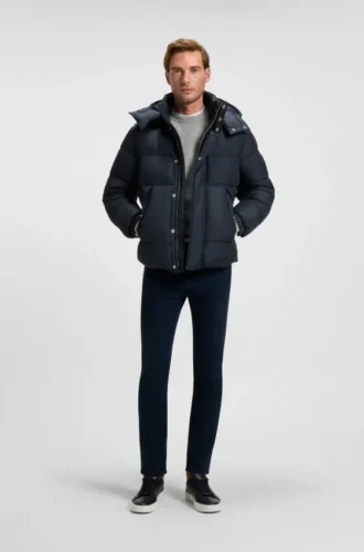 Jacke mit Logo-Abzeichen und wasserabweisender Ausrüstung