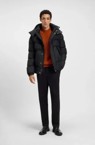 Jacke mit Logo-Abzeichen und wasserabweisender Ausrüstung