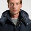 Jacke mit Logo-Abzeichen und wasserabweisender Ausrüstung