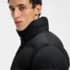 Jacke mit Logo-Abzeichen und wasserabweisender Ausrüstung