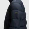 Jacke mit Logo-Abzeichen und wasserabweisender Ausrüstung