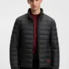 Jacke mit rotem Logo und wasserabweisender Beschichtung