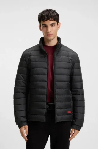 Jacke mit rotem Logo und wasserabweisender Beschichtung