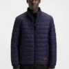 Jacke mit rotem Logo und wasserabweisender Beschichtung