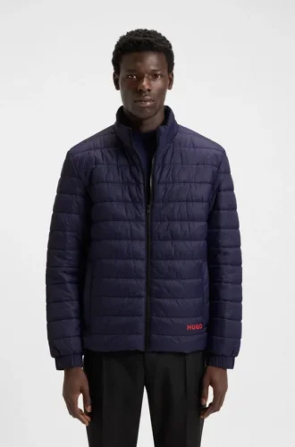 Jacke mit rotem Logo und wasserabweisender Beschichtung