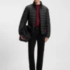Jacke mit rotem Logo und wasserabweisender Beschichtung