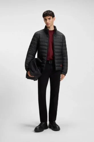 Jacke mit rotem Logo und wasserabweisender Beschichtung
