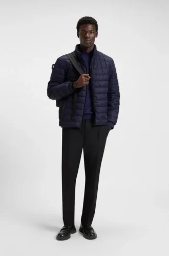 Jacke mit rotem Logo und wasserabweisender Beschichtung