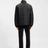 Jacke mit rotem Logo und wasserabweisender Beschichtung