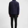 Jacke mit rotem Logo und wasserabweisender Beschichtung