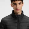 Jacke mit rotem Logo und wasserabweisender Beschichtung