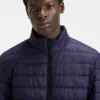 Jacke mit rotem Logo und wasserabweisender Beschichtung