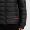 Jacke mit rotem Logo und wasserabweisender Beschichtung