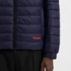 Jacke mit rotem Logo und wasserabweisender Beschichtung