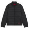 Jacke mit rotem Logo und wasserabweisender Beschichtung