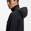 Jacke mit verstaubarer Kapuze und wasserabweisender Ausrüstung