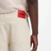 Jeans in lockerer, konisch zulaufender Passform aus ecrufarbenem Denim