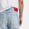 Jeans in lockerer, konisch zulaufender Passform aus hellblauem Denim Jeans in lockerer, konisch zulaufender Passform aus hellblauem Denim