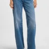 Jeans in lockerer Passform mit abgestuften Säumen