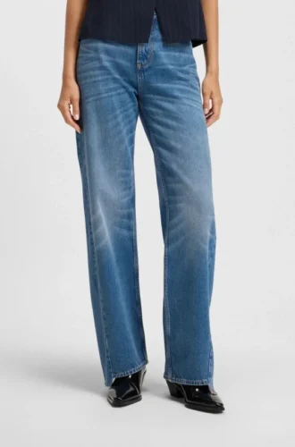 Jeans in lockerer Passform mit abgestuften Säumen