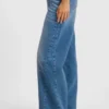 Jeans in lockerer Passform mit abgestuften Säumen