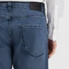 Jeans in Maine-Blau mit Regular-Fit aus Performance-Denim