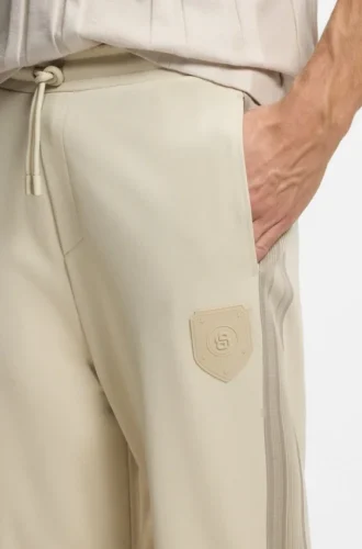 Jogginghose mit Wappen-Logo in regulärer Passform