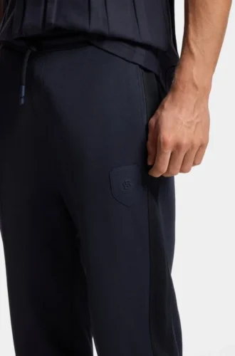Jogginghose mit Wappen-Logo in regulärer Passform
