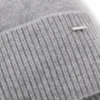 Kaschmir-Mütze mit metallischem Logo-Besatz
