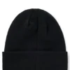 Kinder-Beanie mit rotem Logo-Etikett aus Gummi Kinder-Beanie mit rotem Logo-Etikett aus Gummi