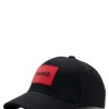 Kinder-Caps aus Baumwolltwill mit rotem Logo-Etikett aus Gummi Kinder-Caps aus Baumwolltwill mit rotem Logo-Etikett aus Gummi
