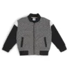 Kinder-Strickjacke mit Reißverschluss und Monogramm auf der Vorderseite Kinder-Strickjacke mit Reißverschluss und Monogramm auf der Vorderseite